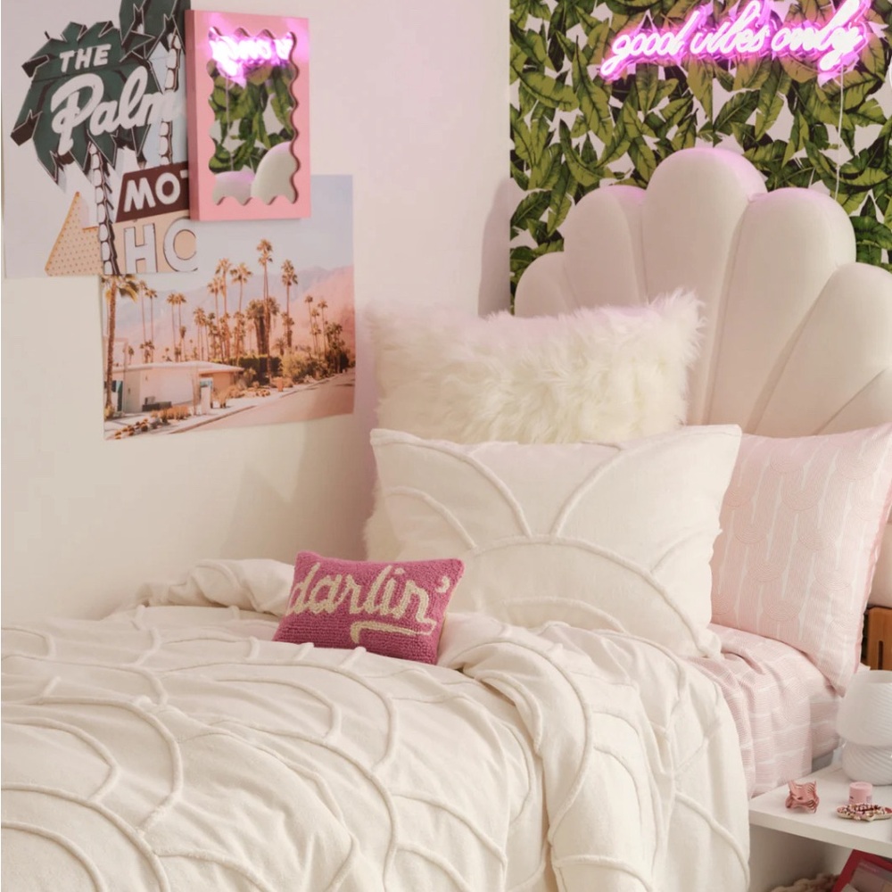 Andie Arched Tufted Comforter and Sham Set